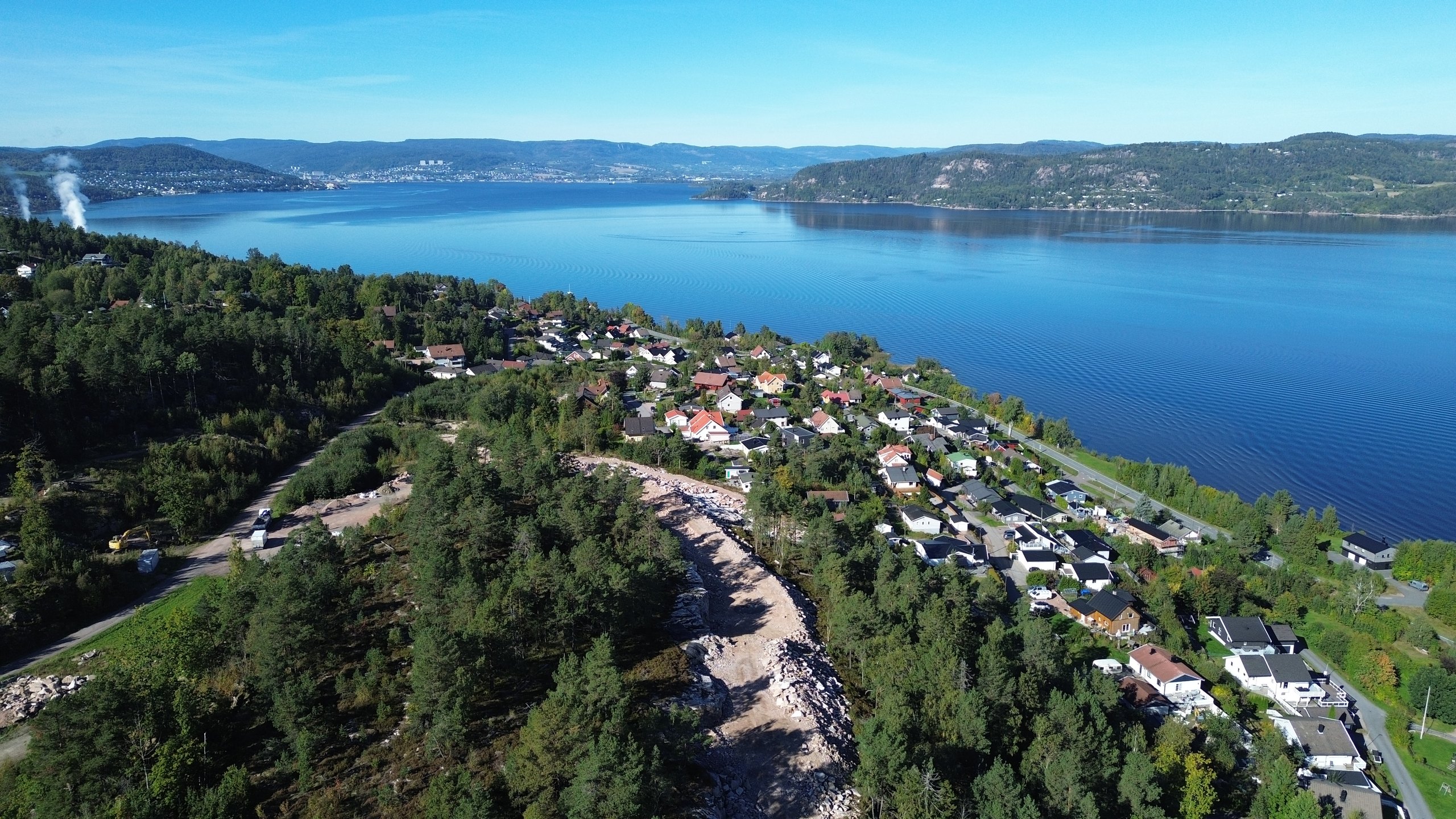 Dronefoto over Stomperud i Svelvik med Drammensfjorden i bakgrunnen