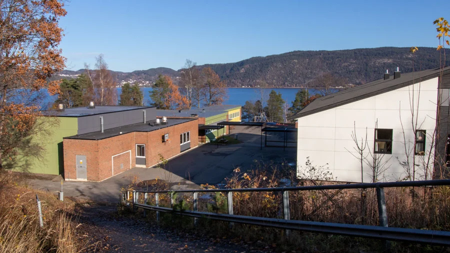 Tangen barneskole med Drammensfjorden bak
