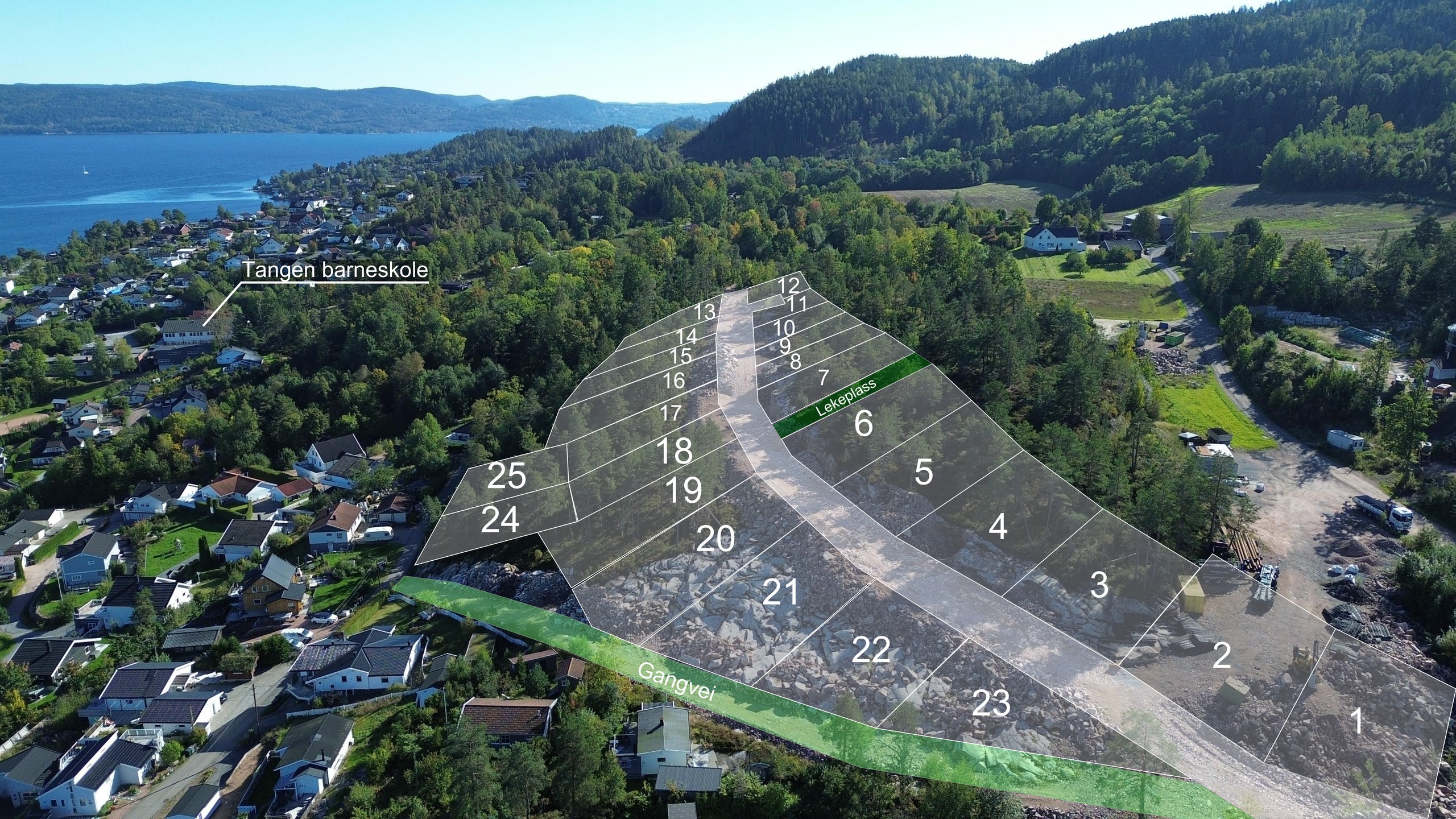 Dronefoto over Stomperud sett mot sør, med alle 25 tomtene tegnet inn og nummerert